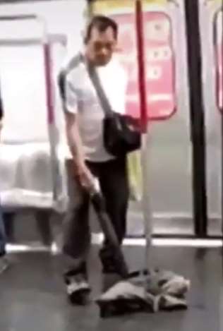 香港大爷将暴徒打出地铁车厢