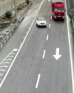 因错过高速分道口 司机S型倒车太牛x