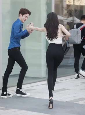 街头小姐姐发现有人偷拍自己 果断上前抢夺男子手机！