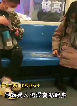 女孩地铁坐下瞬间羽绒服炸裂