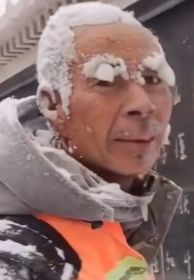 60多岁环卫大爷景区扫雪白了头却不自知