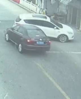 十字路口两车猛烈相撞，致使两层楼房坍塌！