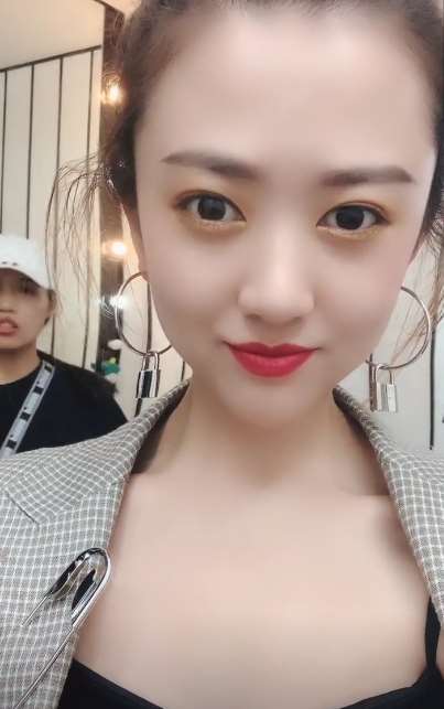 漂亮吗？喜欢吗？就是不知道卸了妆是否还这么好看！