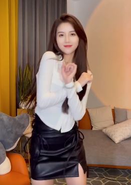 网红美女「张婧彤」家中热舞 网友:花落谁家,老王再见!