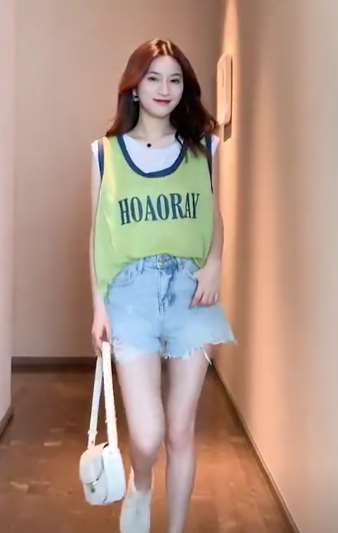 美女示范不同年代女孩的穿衣打扮