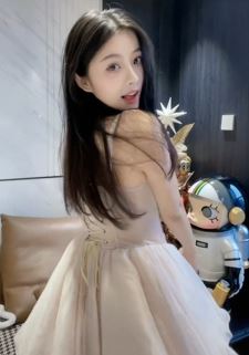 甜美小姐姐「苏瑶同学」穿白色仙女裙居家跳俄罗斯卡点舞