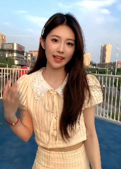 甜美小姐姐「潘大甜」优雅穿搭户外浅跳 网友：阳光明媚的女孩
