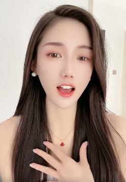 清纯女神「墨言」小姐姐玩对嘴型唱歌,一首郑秀文的老歌《值得》非常好听!