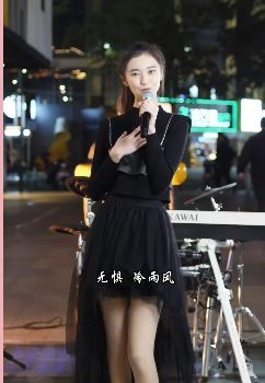 kiki大魔王街头跳唱《秒针》 网友：行走的中华小曲库！