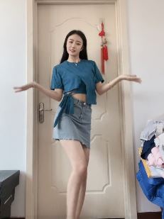 气质小姐姐「咬文嚼字的小太阳」穿牛仔短裙光脚居家浅跳 网友:百看不厌