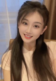 甜美小姐姐「小福宝」化精致妆容分享居家好状态 网友:感觉我恋爱了