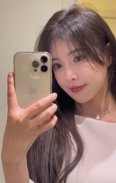 气质小姐姐「芮甜甜」居家玩自拍,主打一个温柔风