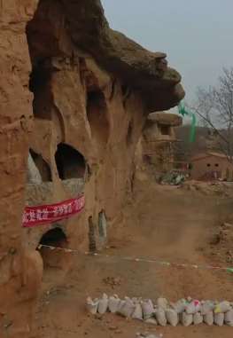甘肃一村庄位于悬壁石崖上 据传为吐蕃人所建