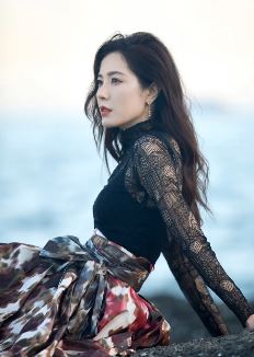 演员曾黎穿印花长裙海边拍时尚大片，网友：这气质拿捏的死死的