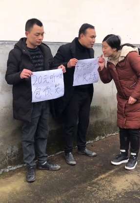为何这么多人给他钱听他的笑话呢，你猜他说的什么?