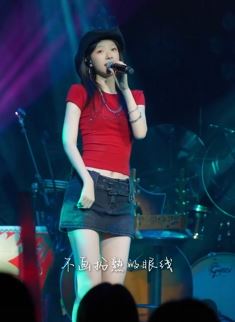 漂亮小姐姐「龙千里」纯欲穿搭cover歌曲《素颜》，一开口便是逝去的青春啊！