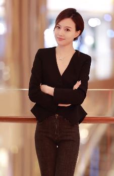 抖音最美女车模「牛牛」：靠时间忘记的人 是经不起见面的！