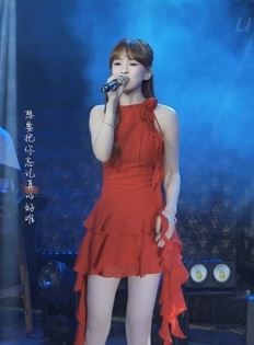 网红歌手「陈饼饼」穿时尚红裙翻唱《爱一个人好难》，歌好听，人更美]！