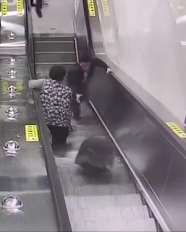 电梯下行中眼看行李箱砸向老人,小伙紧急上前截住!