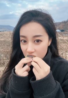小姐姐「想叮当」分享农村土式烤红薯vlog,网友:不想吃烤地瓜,想把你娶回家