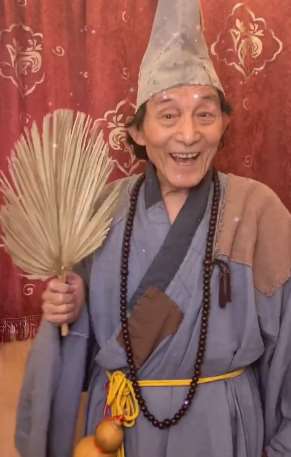 游本昌快手视频：济公爷爷又来了！