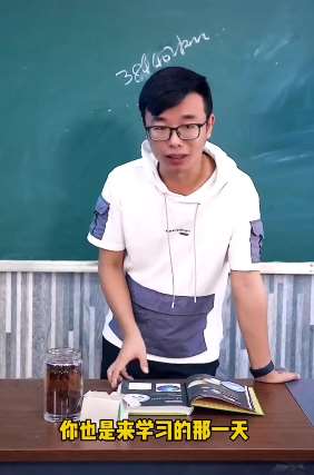 校园搞笑:蛙哥代课遇上小迷眼与淘龙被气走