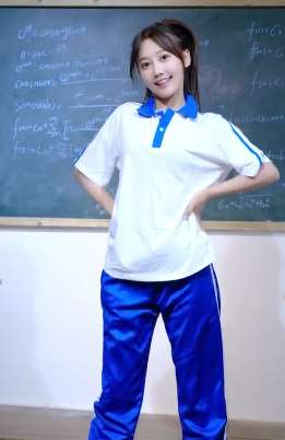 网红美女云小朵穿学生装教室热舞 网友:从没这么认真看黑板!