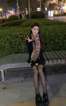 杭州小姐姐「乔儿」穿黑丝夜晚街头散步 网友:回头率百分百
