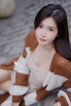气质御姐「莫妮卡」房顶秀身材,网友:三天不打上房揭瓦!