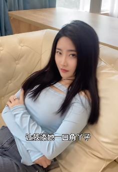 夫妻搞笑:要尊严还是要钱?这还用说吗?舔口就舔一口吧!