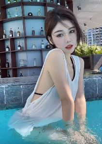 漂亮小姐姐「米叮Z」水池中玩自拍,用她做屏保既养眼又养生!