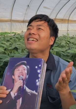 男子用不同歌手的声音演唱《童年》 模仿的真像不信你听听！