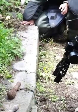 山西晋城一村民翻修老房子发现2枚手榴弹