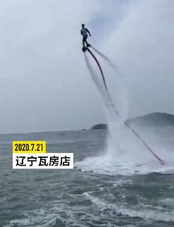 大学生兼职挣学费 海边表演空中飞人日赚千元