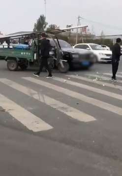 河南偃师一辆三轮车路口撞上劳斯莱斯 维修费最少80万