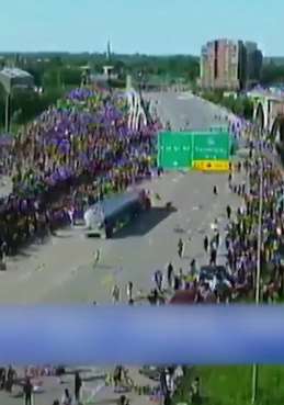 美国一辆油罐车冲撞抗议人群 多人躲闪不急被碾压