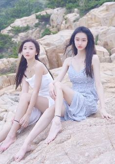 两位美女小姐姐把皮筋套脚踝,你知道这有什么深意吗?