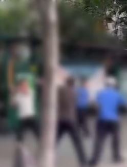 广州一商贩持铁棍将城管打伤