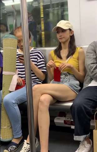 杭州地铁遇美女，有没有心动的感觉呢？
