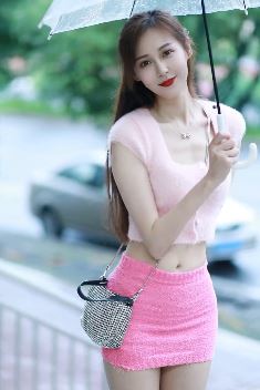 第一次见到「小龙鼠」小姐姐你有什么样的感觉呢?网友:落花流水,这腿真的好美!