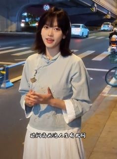 甜美小姐姐「小叶同学」民国风穿搭街头翻唱《一曲相思》，声音和形象都很优秀!