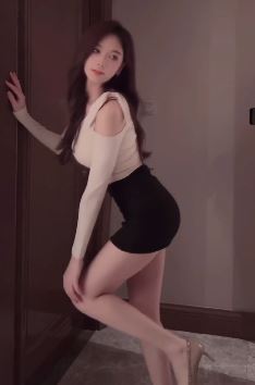性感美女「温柔妹妹」的摸腿杀谁能抵御?除非你不是个man!