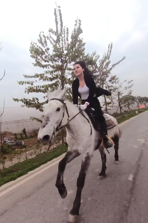 这美女骑马的技术不错，你敢和她比比吗？