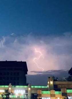 北京天空惊现"雷暴云"十分壮观  一边晴天一边电闪雷鸣