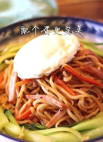 火腿黑椒炒面做法，超级好吃，再配个鸡蛋更完美！