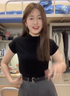 河北邯郸小姐姐学院风穿搭寝室浅跳 这样的文静女生你喜欢吗？