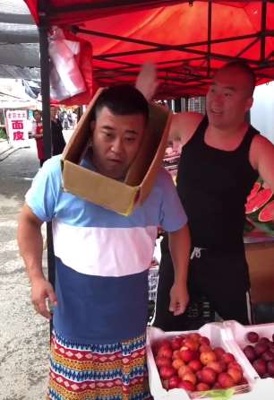 龙哥搞笑:买水果