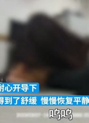 女生因失恋在角落伤心大哭 民警暖心安慰开导