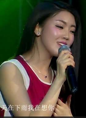 《天在下雨我在想你》真好听,任妙音声甜人更美!