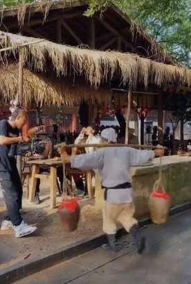 搞笑拍戏现场，摄像师：为何倒霉的总是我！